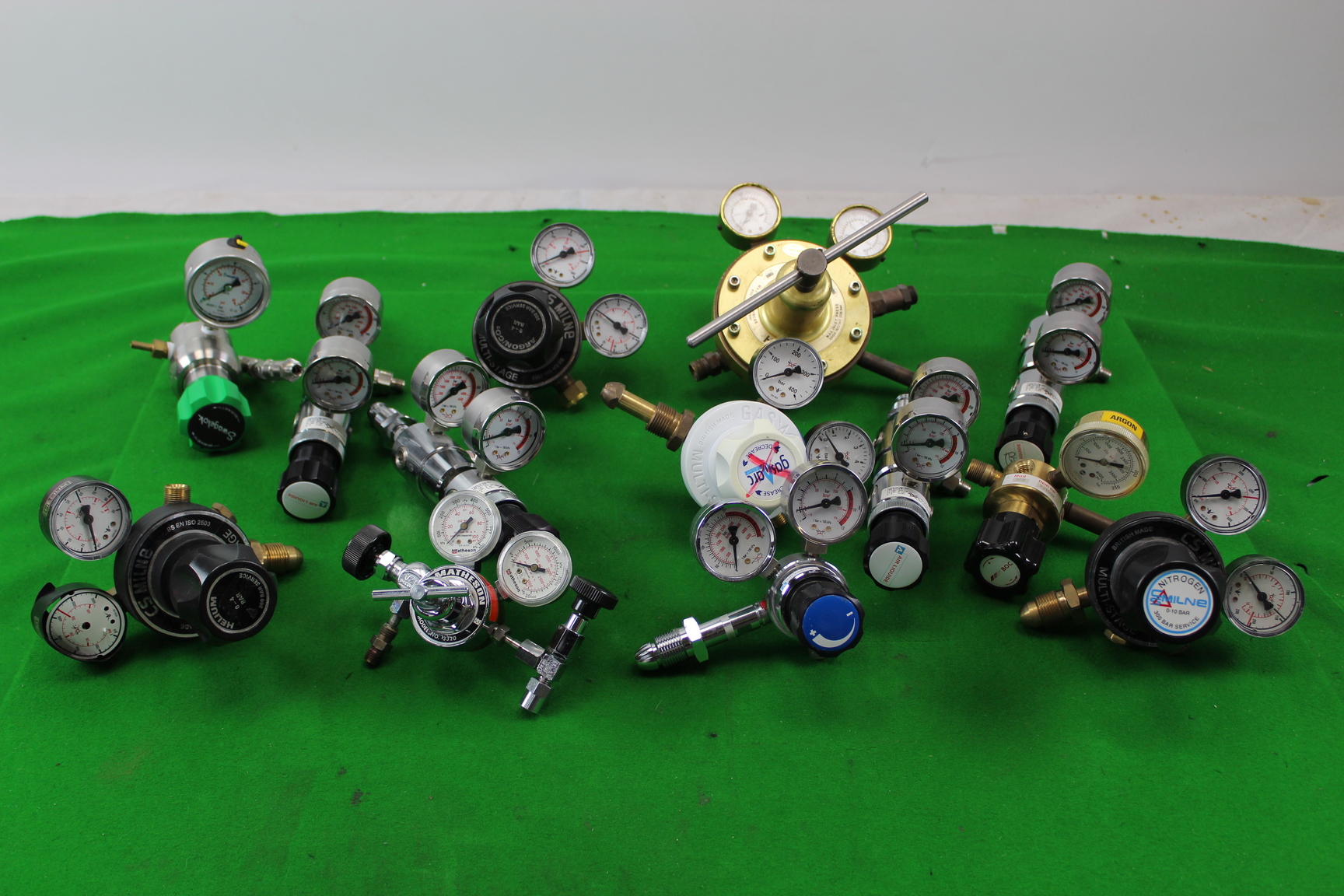 Image of Job lot of x 13 assorted Expired Pressure Gauges