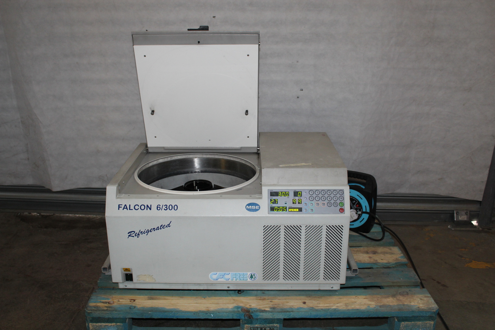 Image of Faulty Sanyo MSE Falcon 6/300 Refrigerated Large Bench Centrifuge  