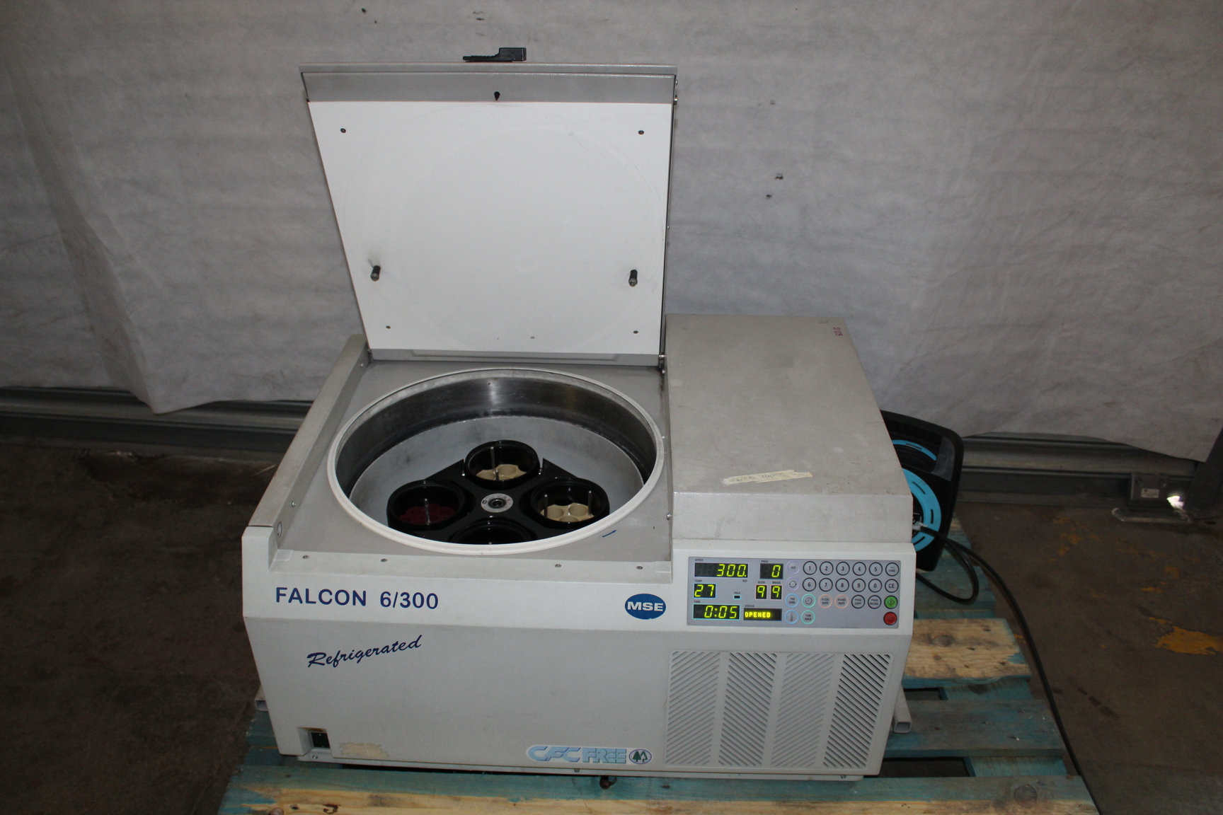 Image of Faulty Sanyo MSE Falcon 6/300 Refrigerated Large Bench Centrifuge  