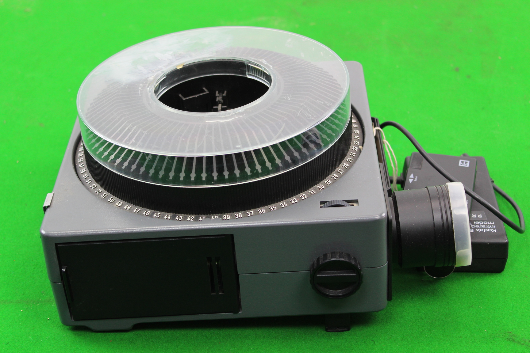 Image of Kodak Carousel S-AV 2010 Slide Projector (Jammed) w/ Infrared Remote