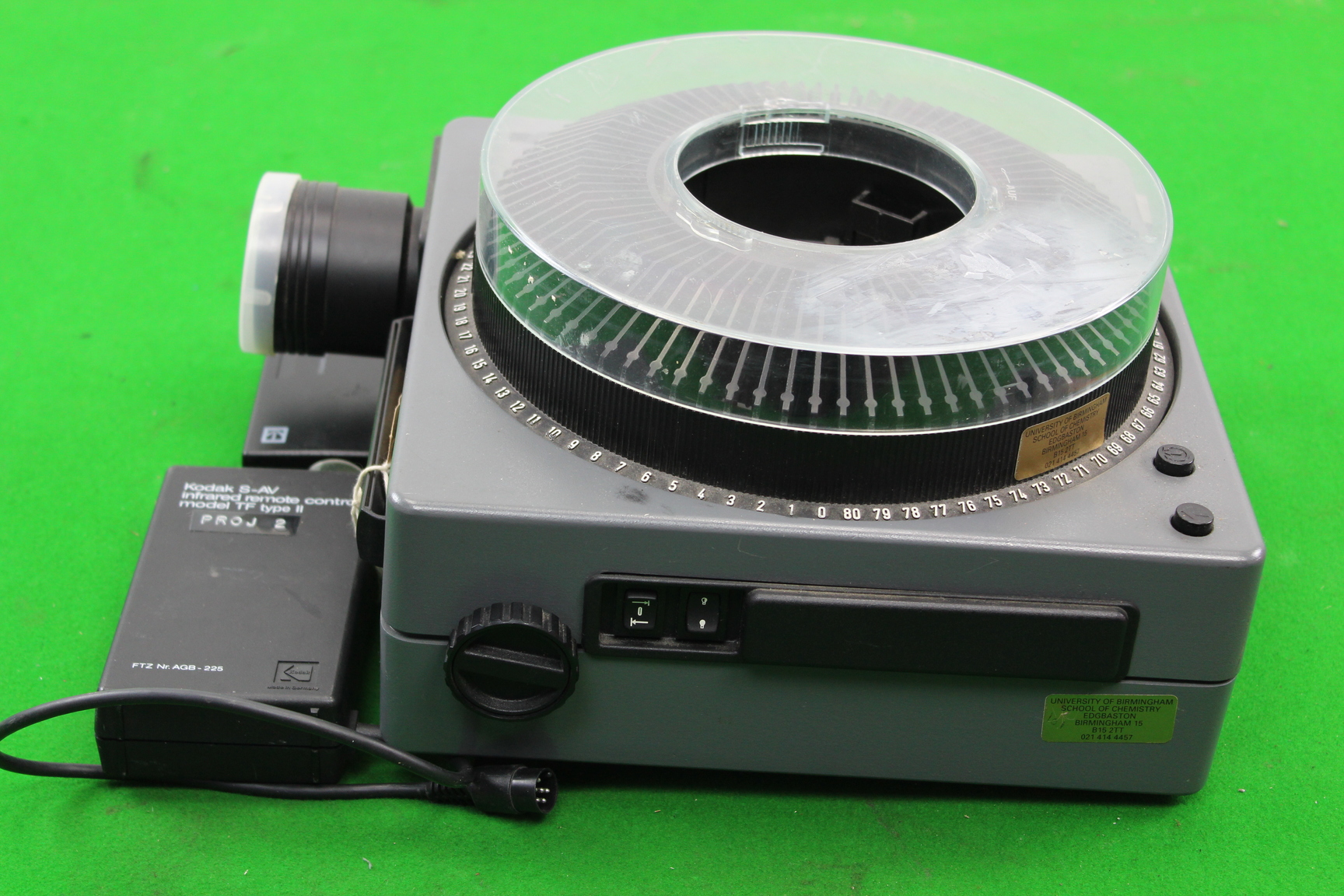 Image of Kodak Carousel S-AV 2010 Slide Projector (Jammed) w/ Infrared Remote