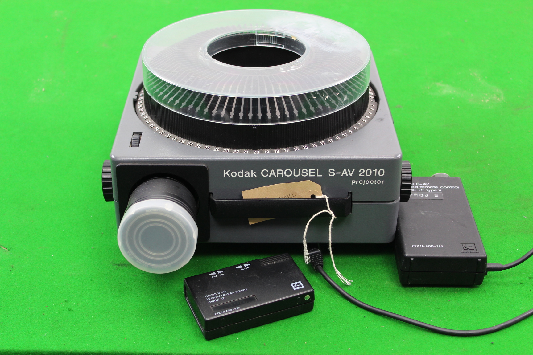 Image of Kodak Carousel S-AV 2010 Slide Projector (Jammed) w/ Infrared Remote