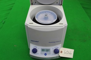 Thumbnail image of Eppendorf 5415D Benchtop Centrifuge w/24 Place Rotor Working Lab Equipment
