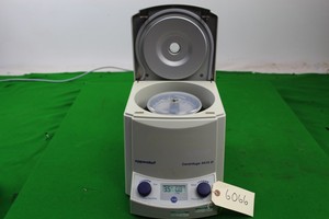 Thumbnail image of Eppendorf 5415D Benchtop Centrifuge w/24 Place Rotor Working Lab Equipment