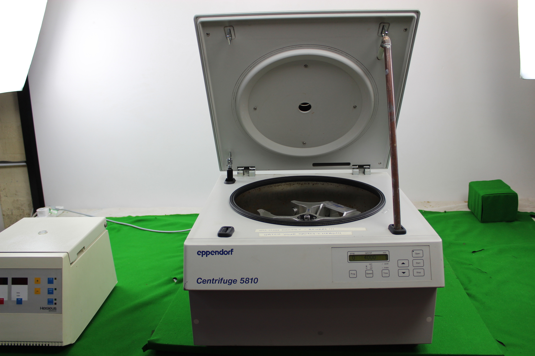 Image of Eppendorf Centrifuge 5810 w/Rotor & 2 Buckets Faulty Spares Repair