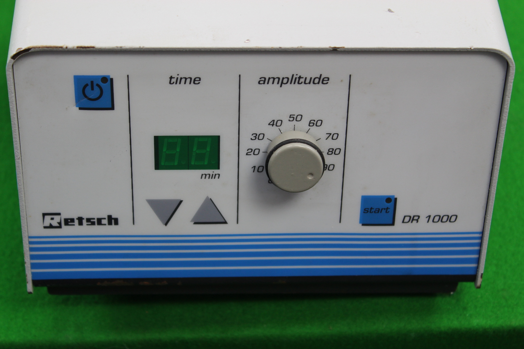 Image of Retsch DR 1000 Vibratory Feeder Variable Speed (Faulty Timer) Lab Equipment