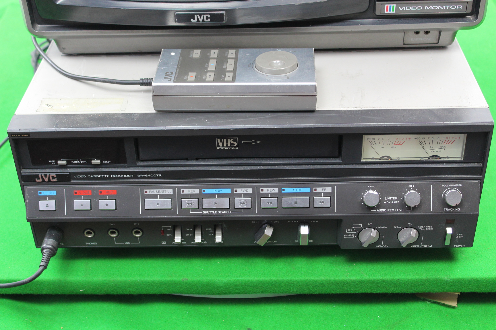 Image of Vintage Retro JVC Television Model VM-14PSN(G) Colour w/ VCR BR-6400TR + Remote