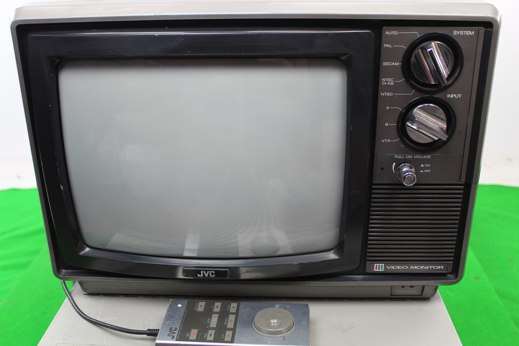 Image of Vintage Retro JVC Television Model VM-14PSN(G) Colour w/ VCR BR-6400TR + Remote