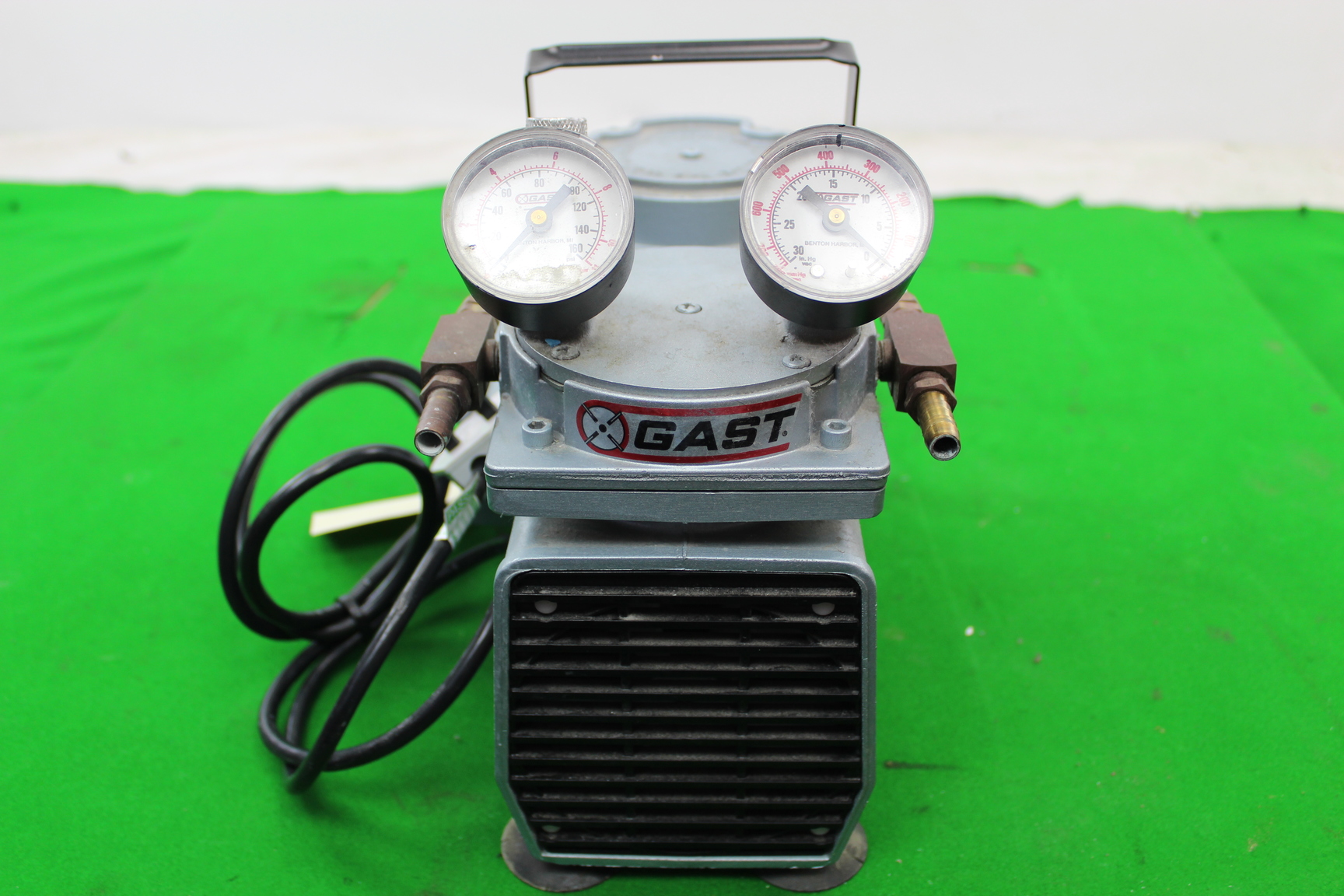 Gast DAAV174ED Vacuum Pump w/Gauges 220/230V Lab Equipment