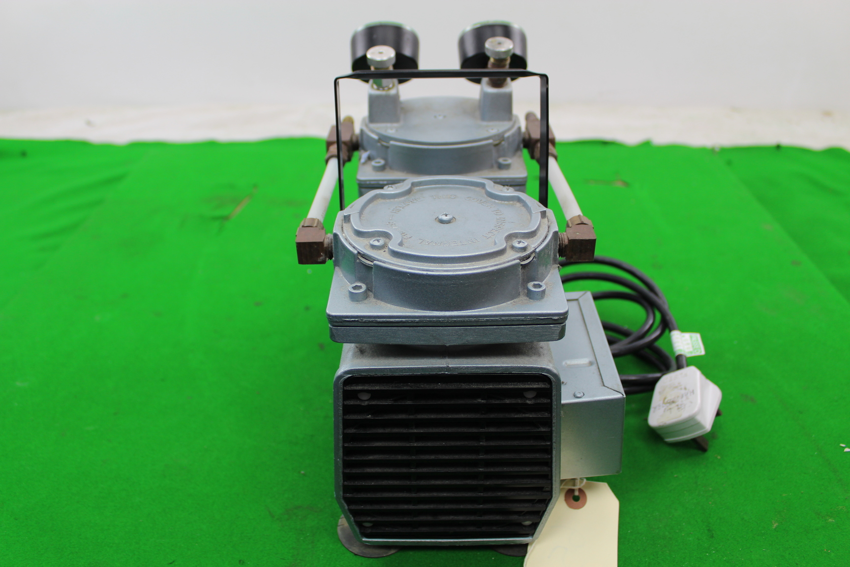 Gast DAAV174ED Vacuum Pump w/Gauges 220/230V Lab Equipment