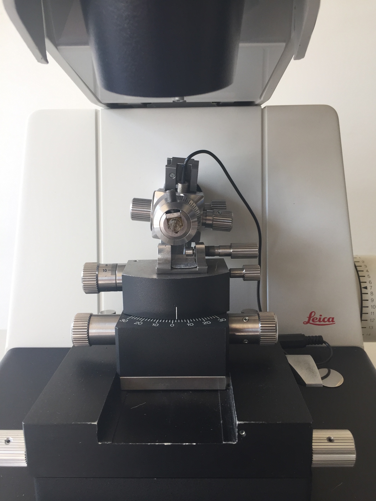 Image of Leica Ultramicrotome Ultracut UCT w/ Controllers & Vibration Free Table Lab 