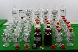 Thumbnail image of Job Lot of Used Laboratory Glassware 60 x 500ml Flasks Some w/ Stoppers