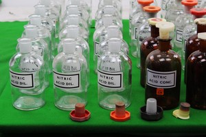 Thumbnail image of Job Lot of Used Laboratory Glassware 60 x 500ml Flasks Some w/ Stoppers