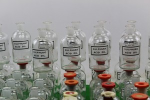 Thumbnail image of Job Lot of Used Laboratory Glassware 60 x 500ml Flasks Some w/ Stoppers