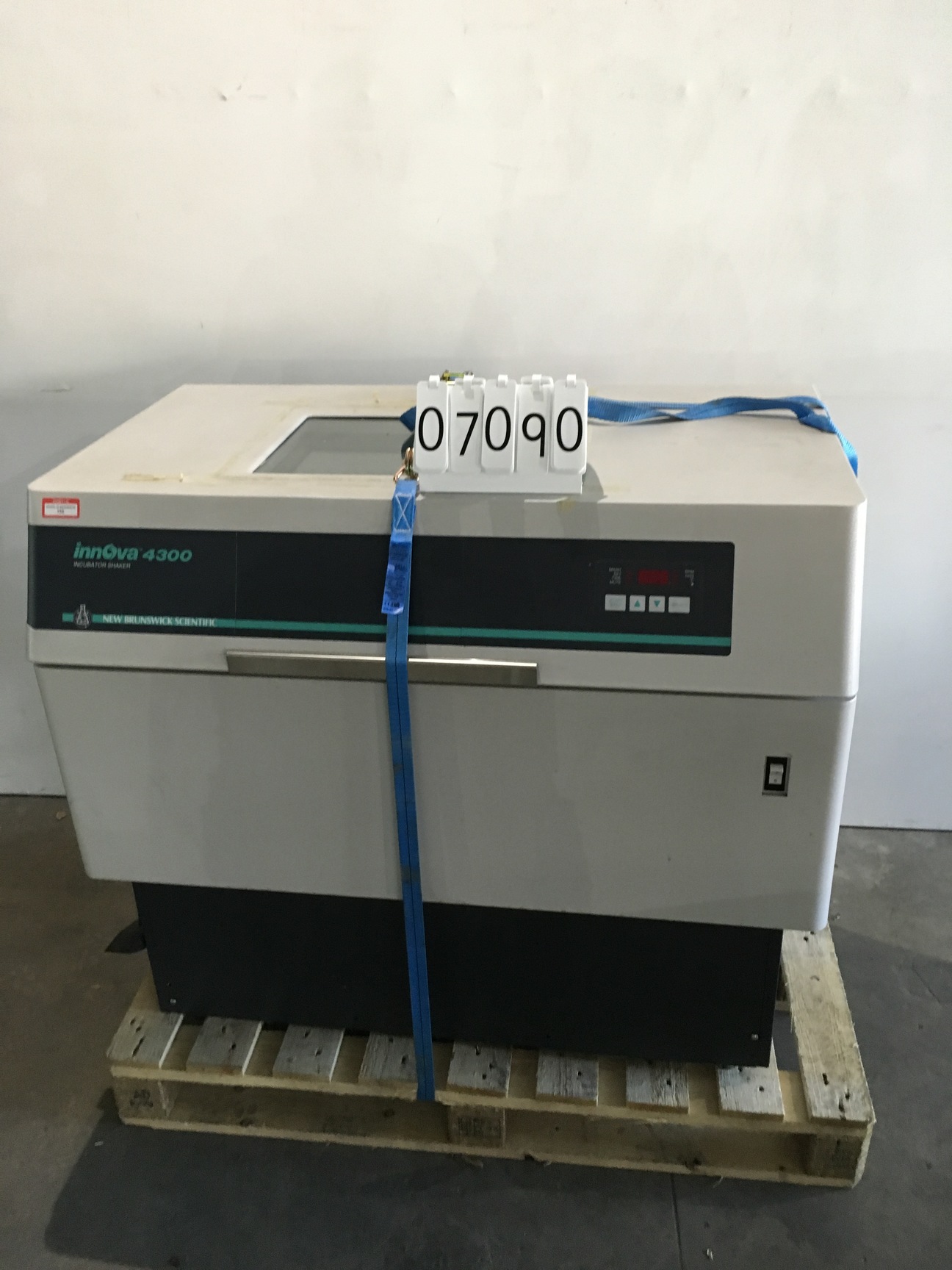 New Brunswick NBS Innova 4300 Laboratory Shaking Incubator Lab Equipment