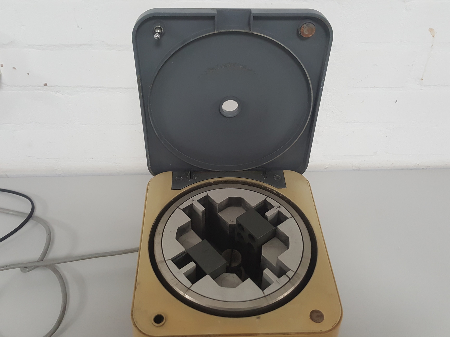 Image of Eppendorf 5413 Benchtop Micro Centrifuge Lab 11500 rpm