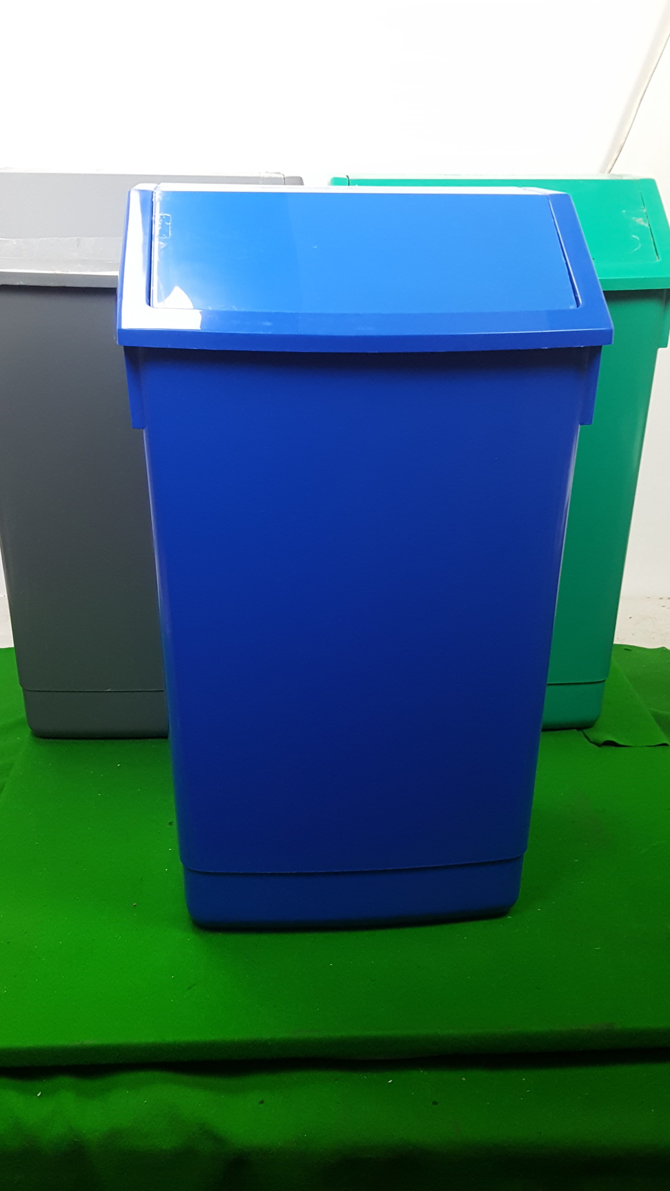 Image of Lot of 25 Bins With Lids & 30x Buckets