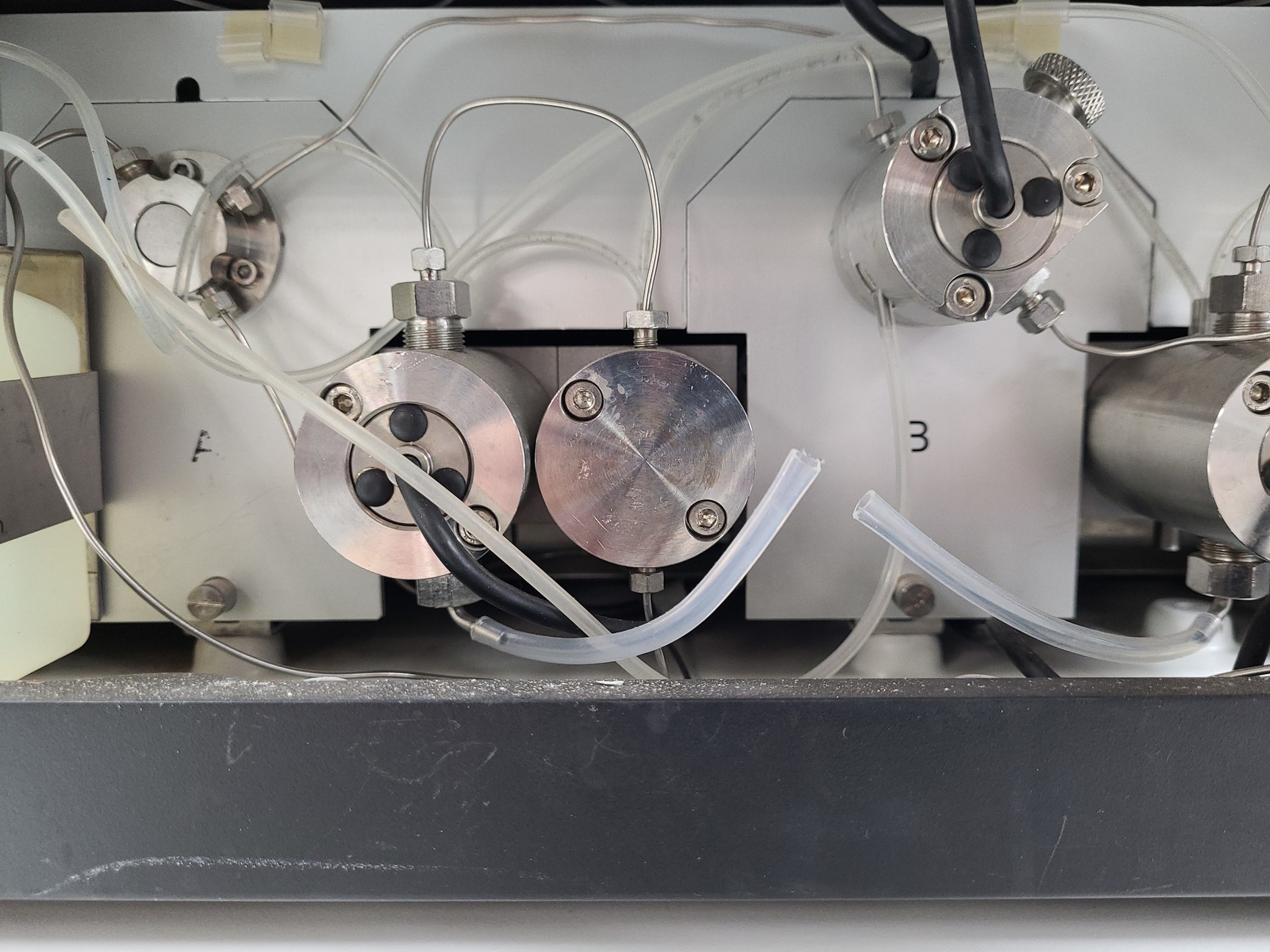 Image of Dionex Ultimate 3000 HPG-3200P Pump With Solvent Tray SRD-3200