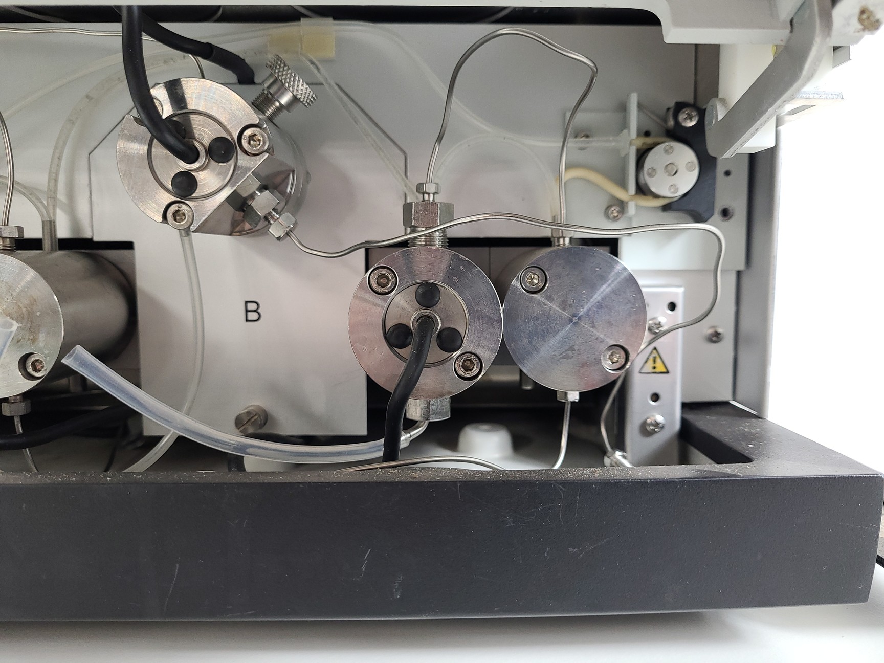 Image of Dionex Ultimate 3000 HPG-3200P Pump With Solvent Tray SRD-3200