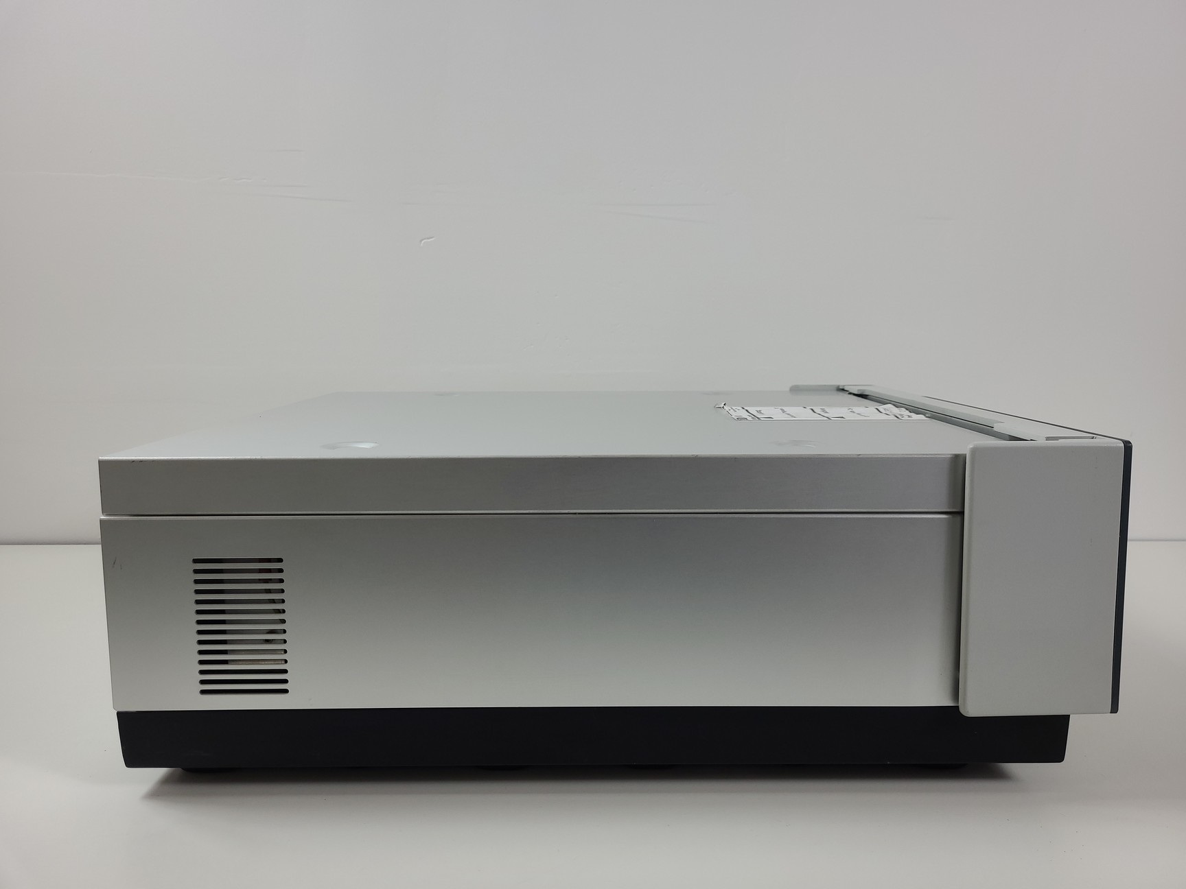 Image of Dionex Ultimate 3000 HPG-3200P Pump With Solvent Tray SRD-3200