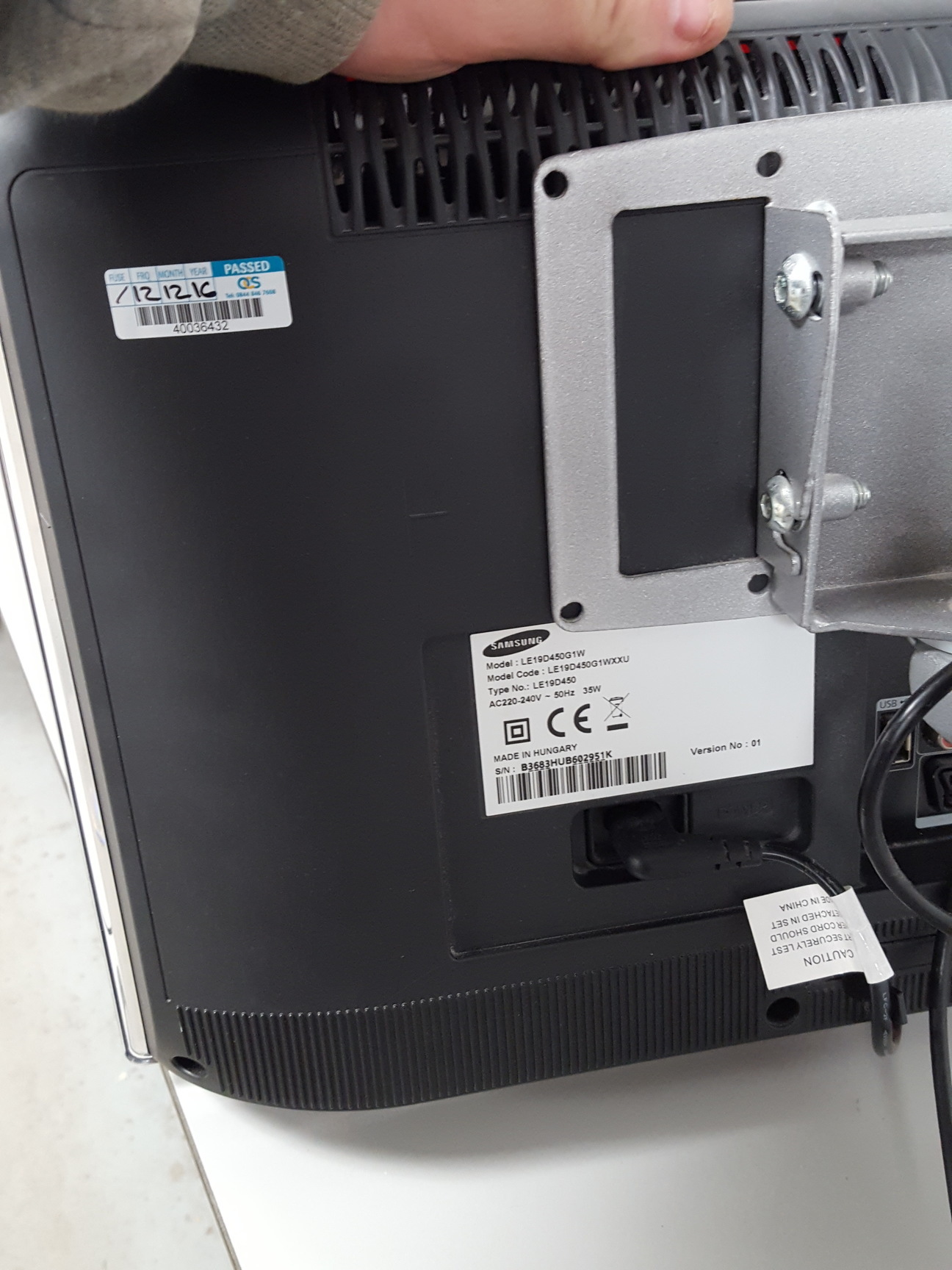 Image of Samsung LE19D450G1W 48.3 cm (19 ") Black TV No remote or Stand