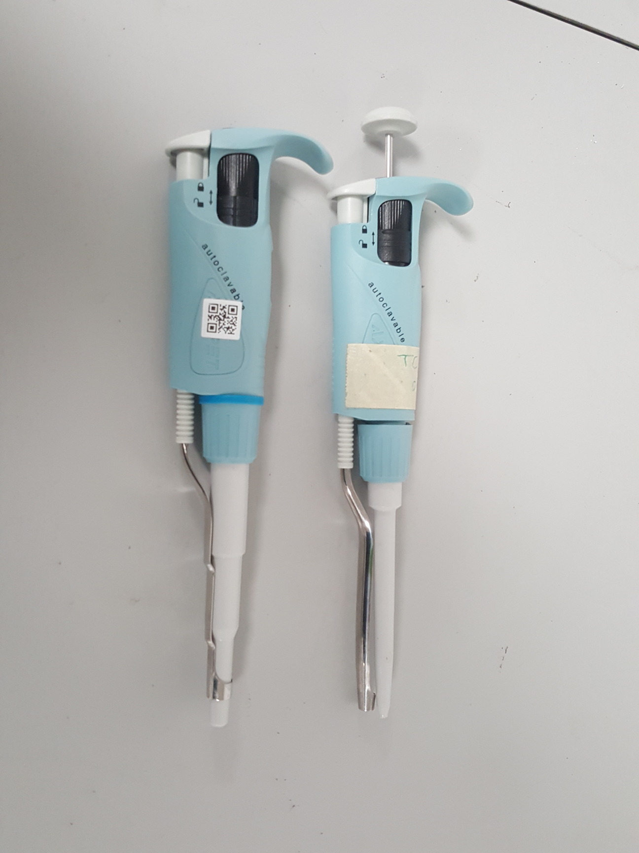 Image of Job lot 26 Lab Pipettes - Pipetman P10, P20, P100, Gilson, HTL, Finnpipette 