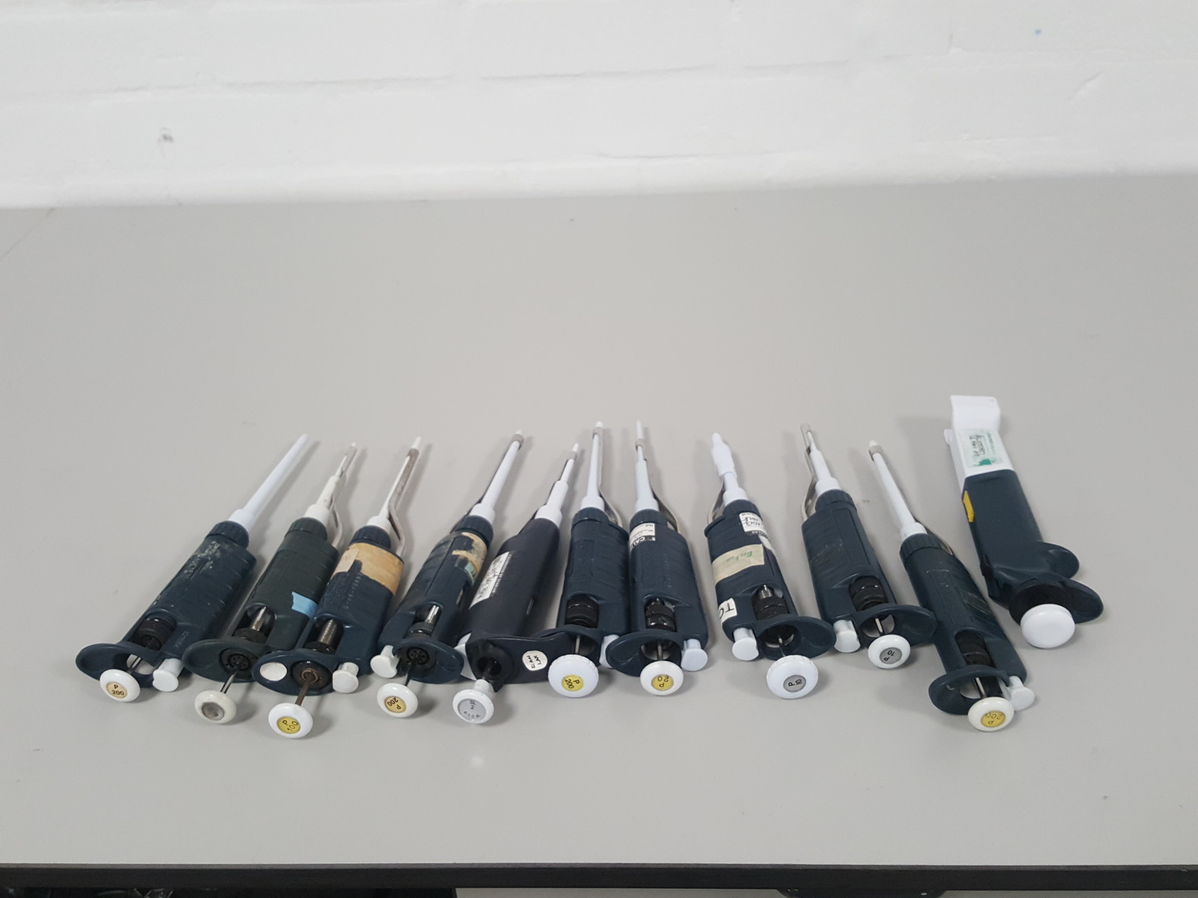 Image of Job lot 26 Lab Pipettes - Pipetman P10, P20, P100, Gilson, HTL, Finnpipette 