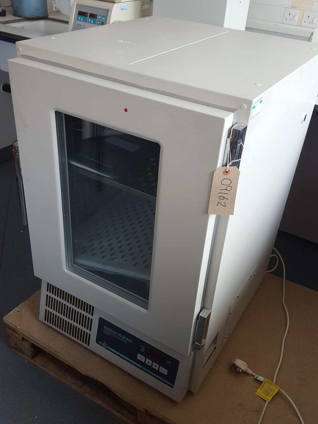 New Brunswick Innova 4230 Refrigerated Incubator Shaker