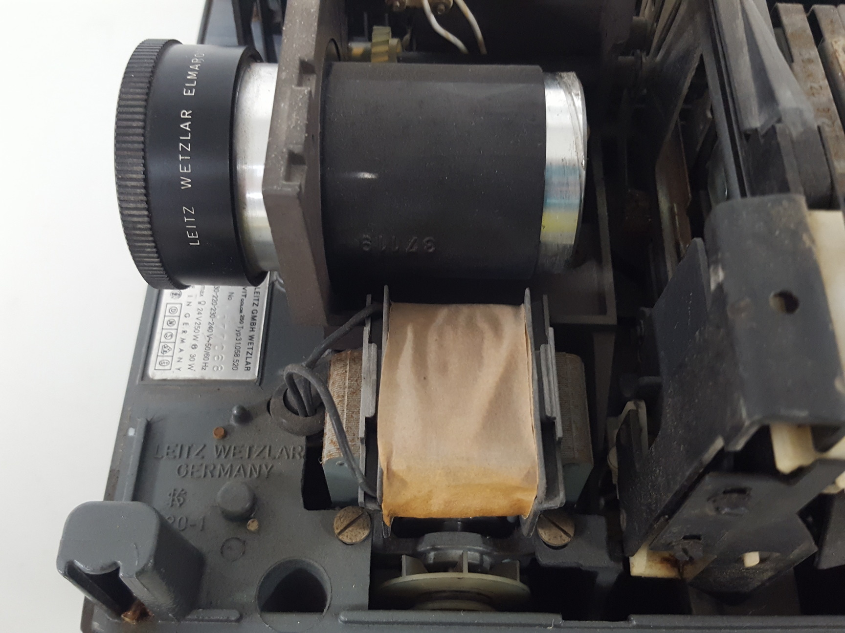 Image of Leitz Wetzlar Pradovit Color 250 Slide Projector