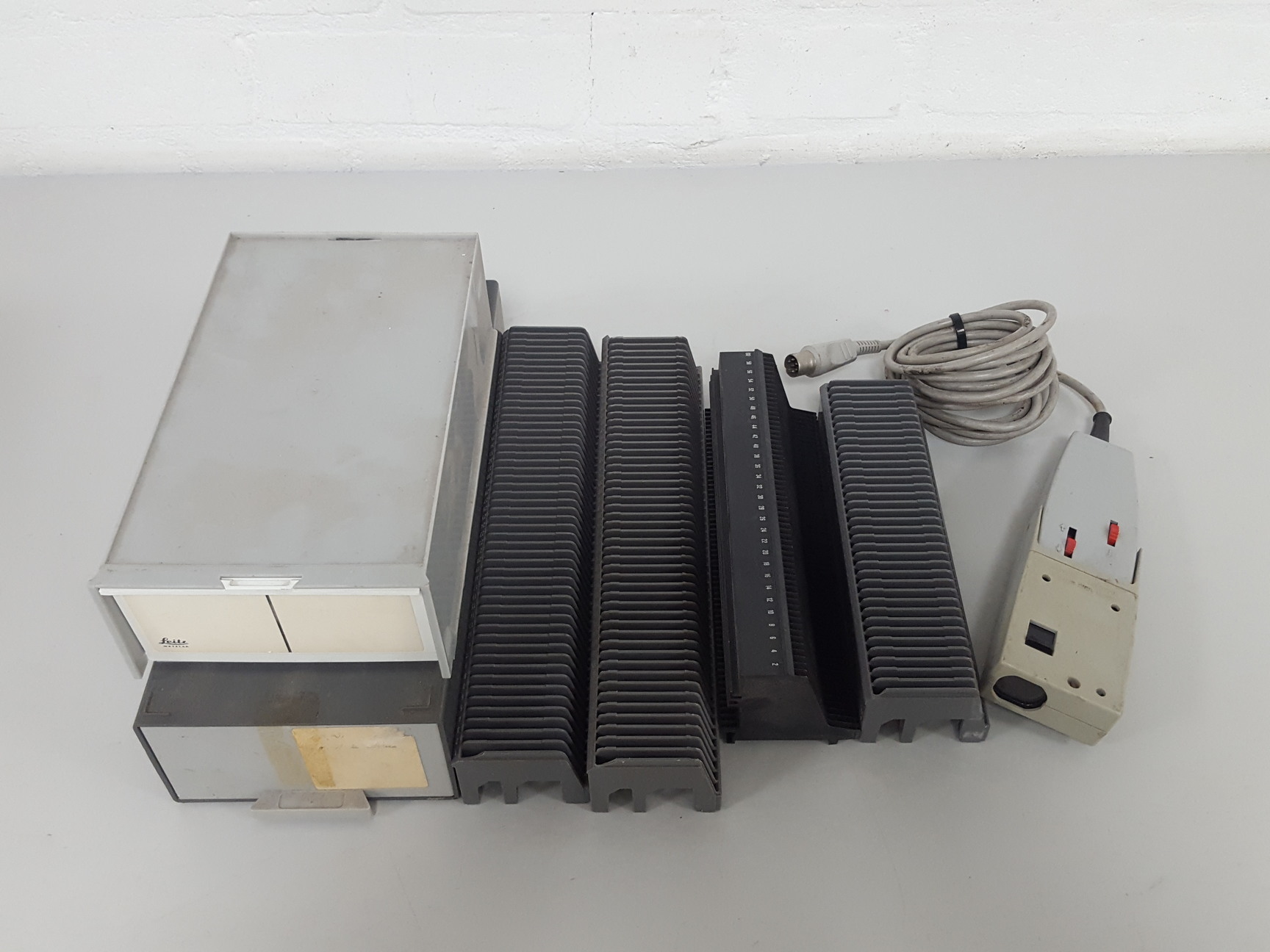 Image of Leitz Wetzlar Pradovit Color 250 Slide Projector