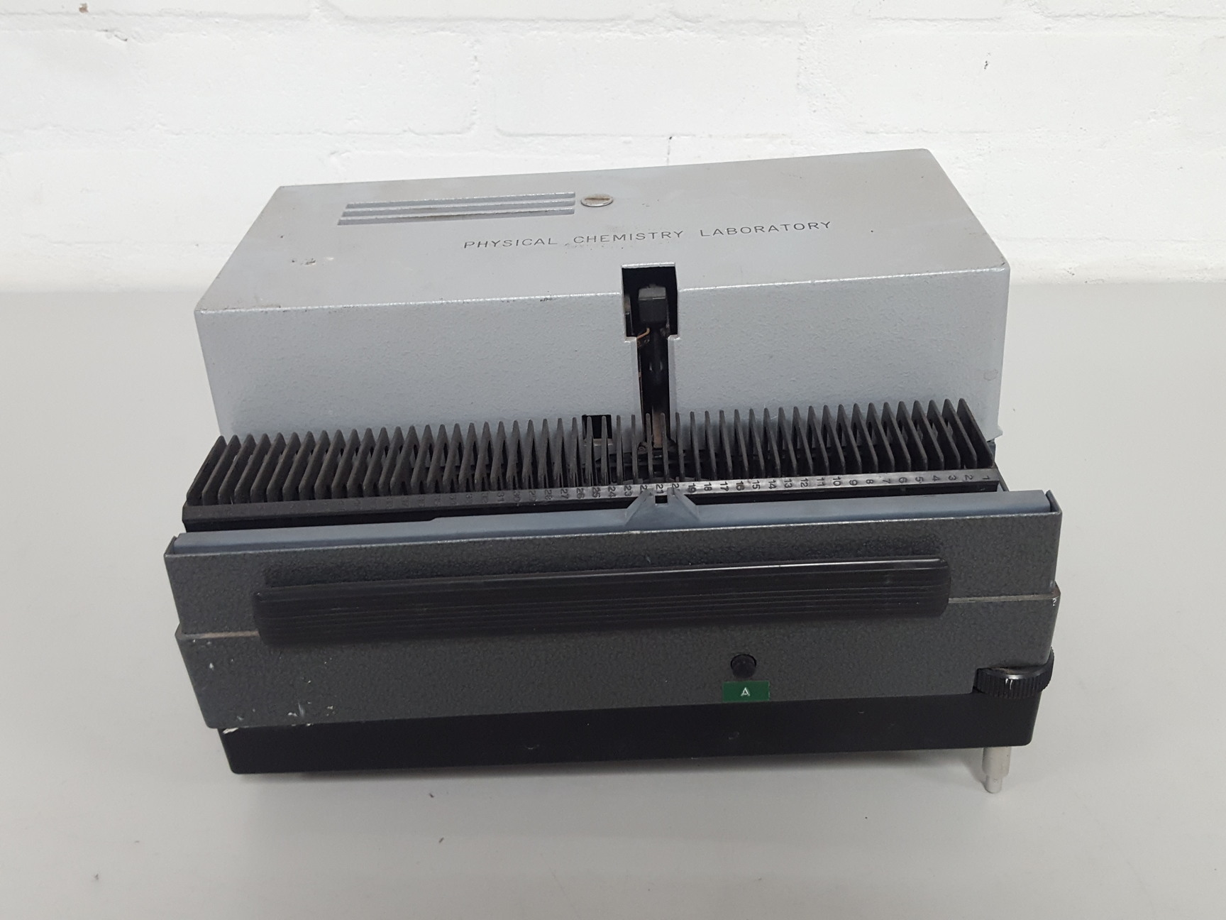 Image of Leitz Wetzlar Pradovit Color 250 Slide Projector