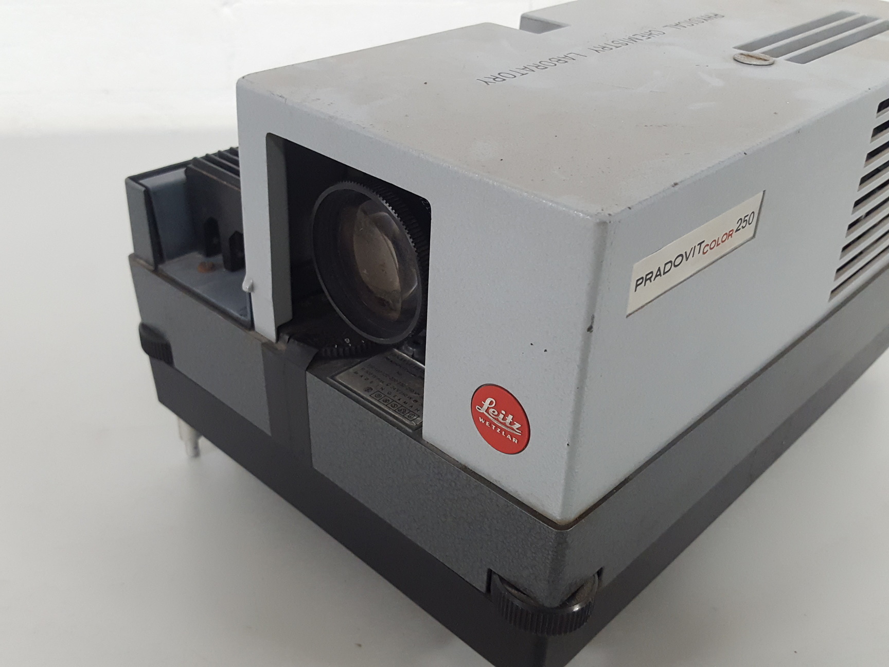 Image of Leitz Wetzlar Pradovit Color 250 Slide Projector