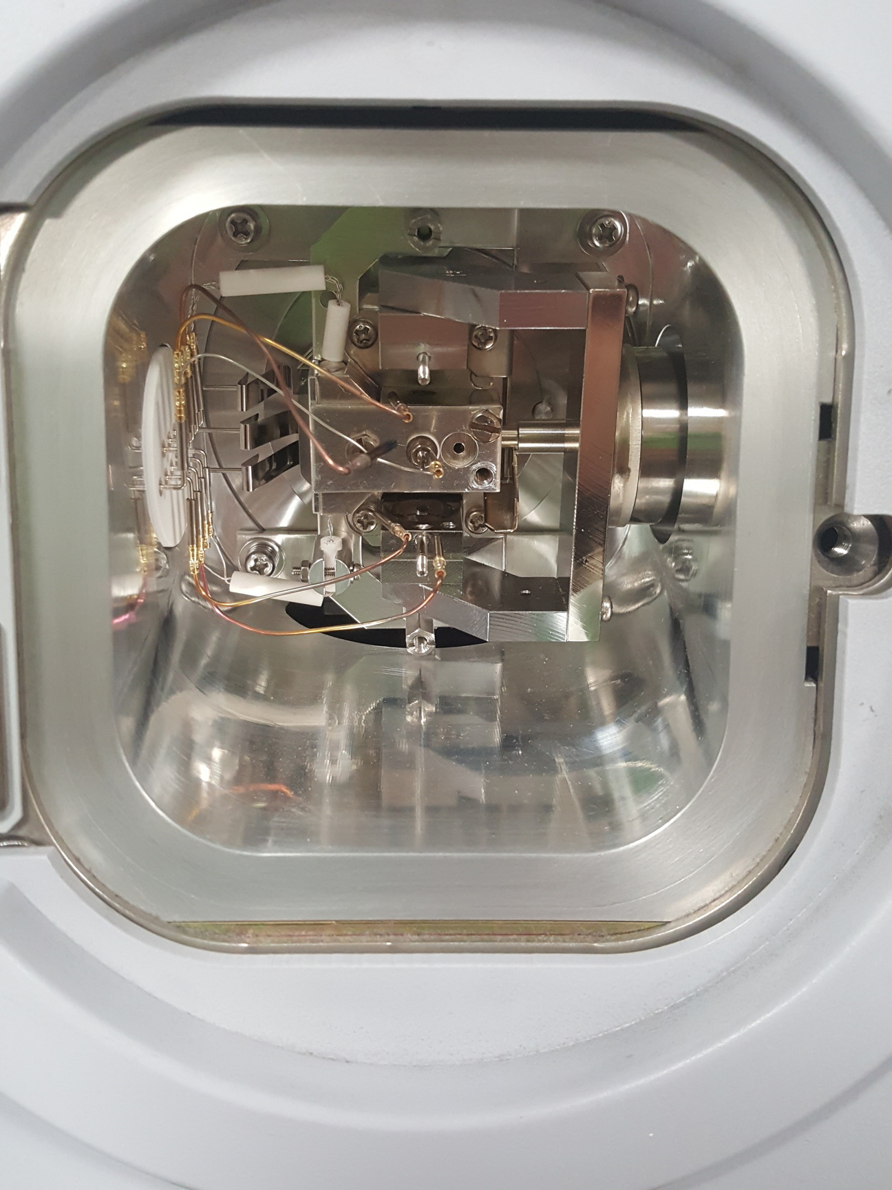 Image of Shimadzu GCMS-QP2010 SE + GC-2010 + AOC-20I Auto Injector Gas Chromatograph GCMS
