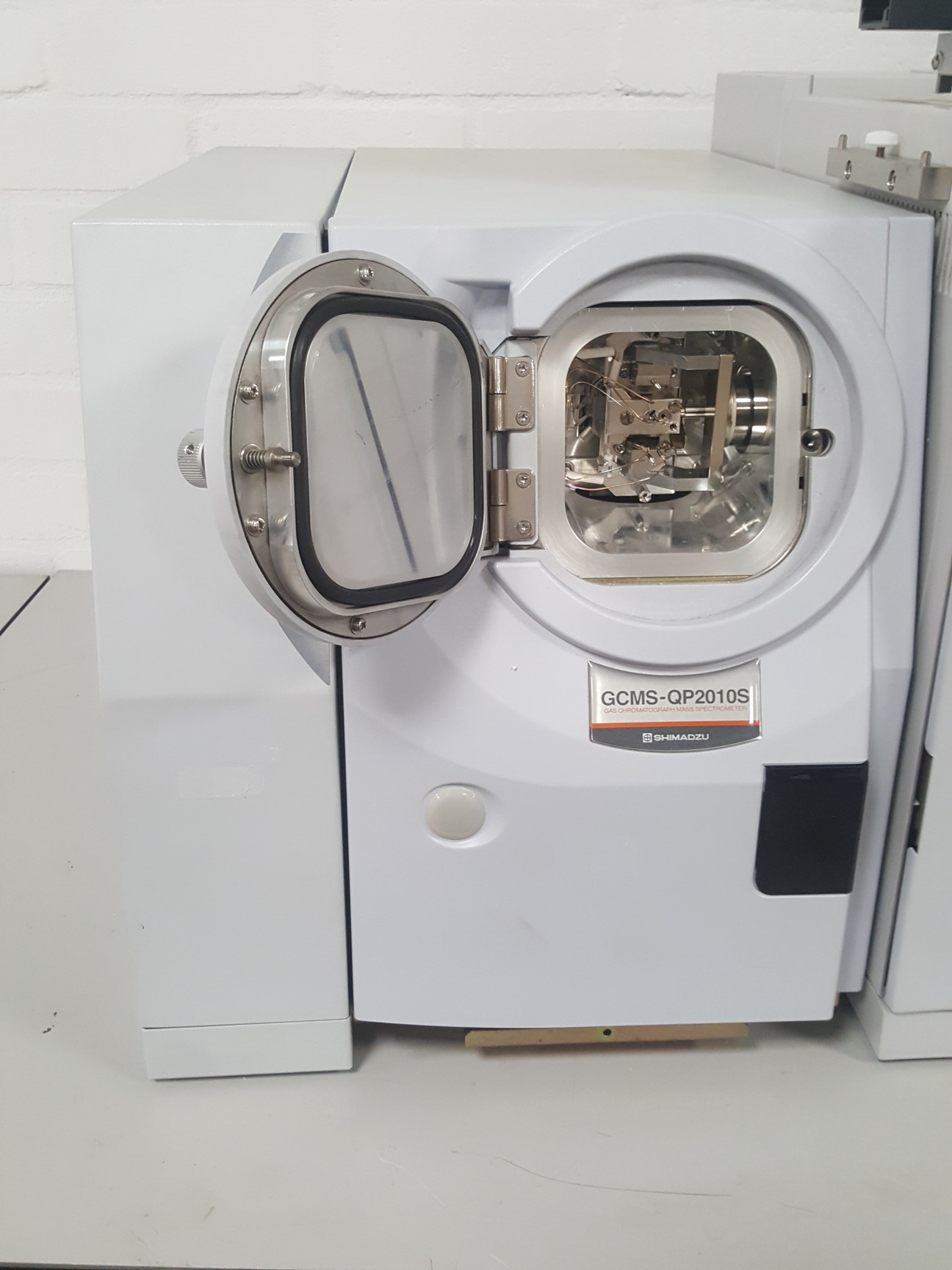 Image of Shimadzu GCMS-QP2010 SE + GC-2010 + AOC-20I Auto Injector Gas Chromatograph GCMS