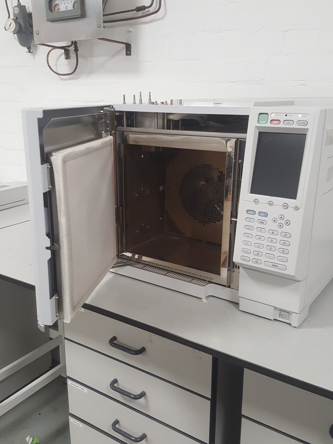 Image of Shimadzu GCMS-QP2010 SE + GC-2010 + AOC-20I Auto Injector Gas Chromatograph GCMS
