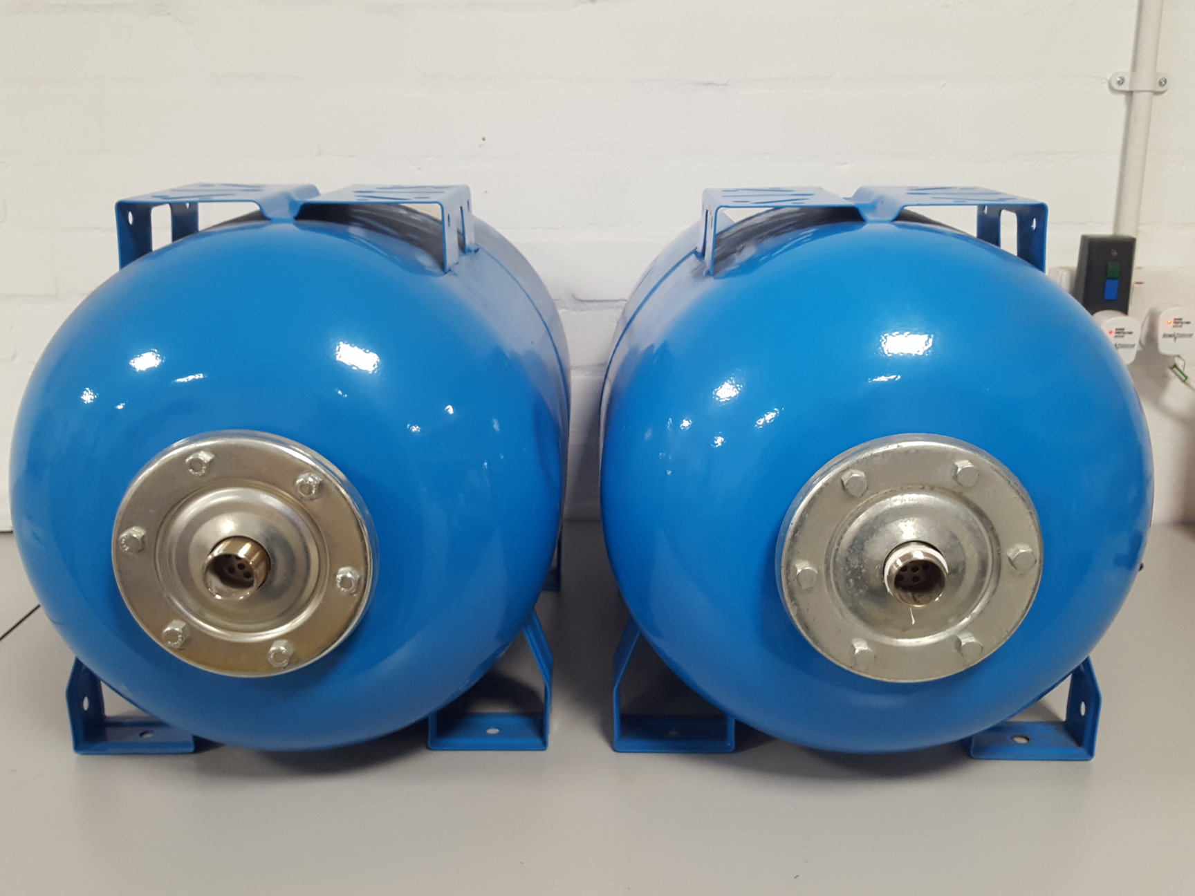 2x Lowara Diaphragm Pressure Tanks Vertical Expansion 2bar, 60L, Ultra