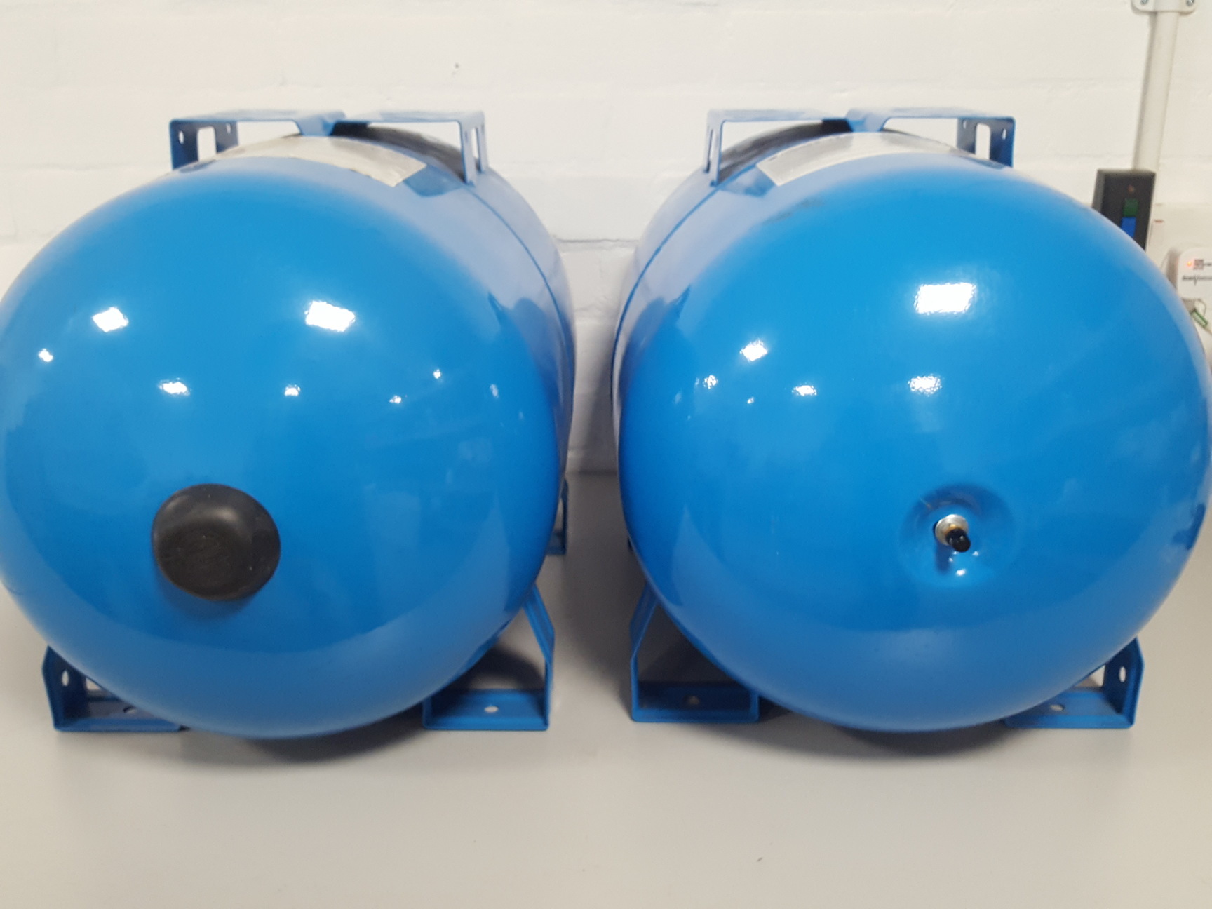 2x Lowara Diaphragm Pressure Tanks Vertical Expansion 2bar, 60L, Ultra