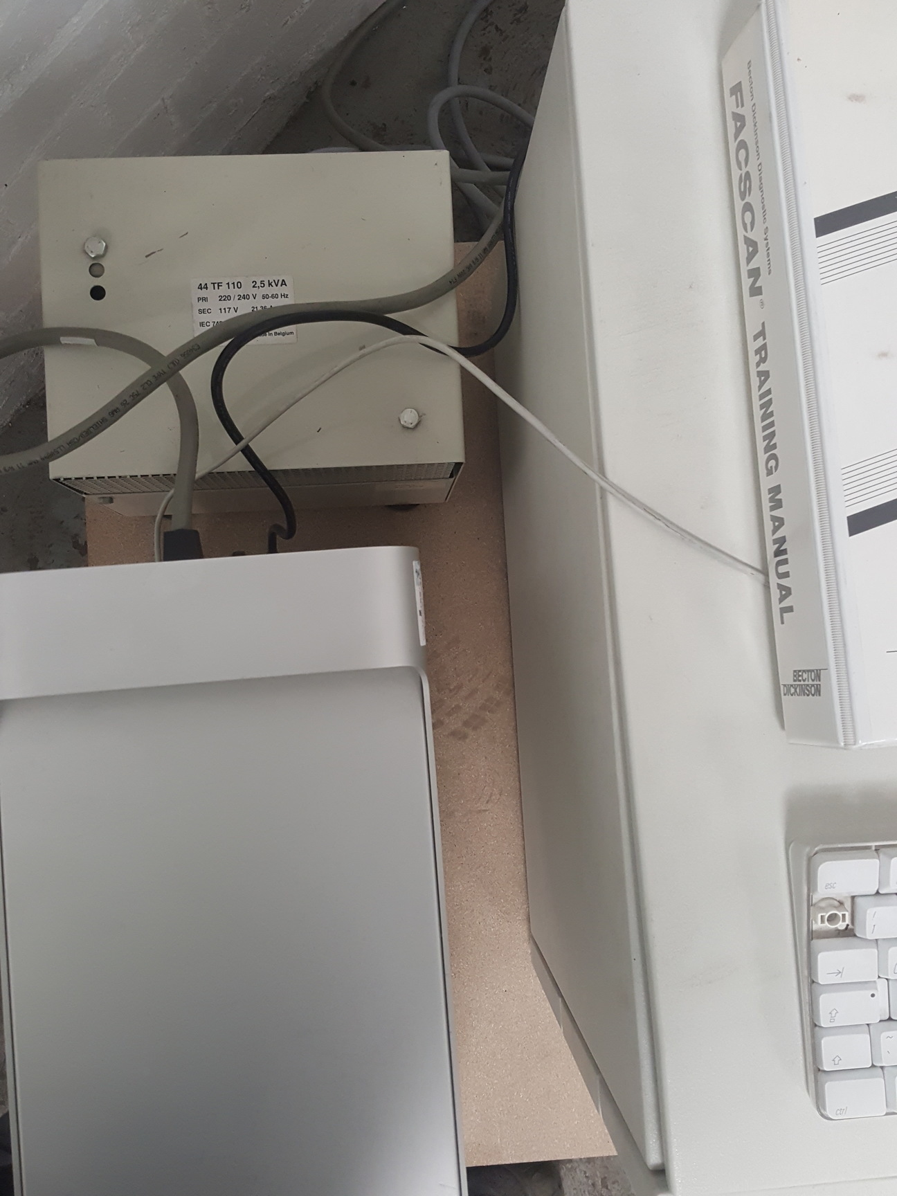 Image of Becton Dickinson FACScan Flow Cytometer + Software & Dongle + Transformer Lab