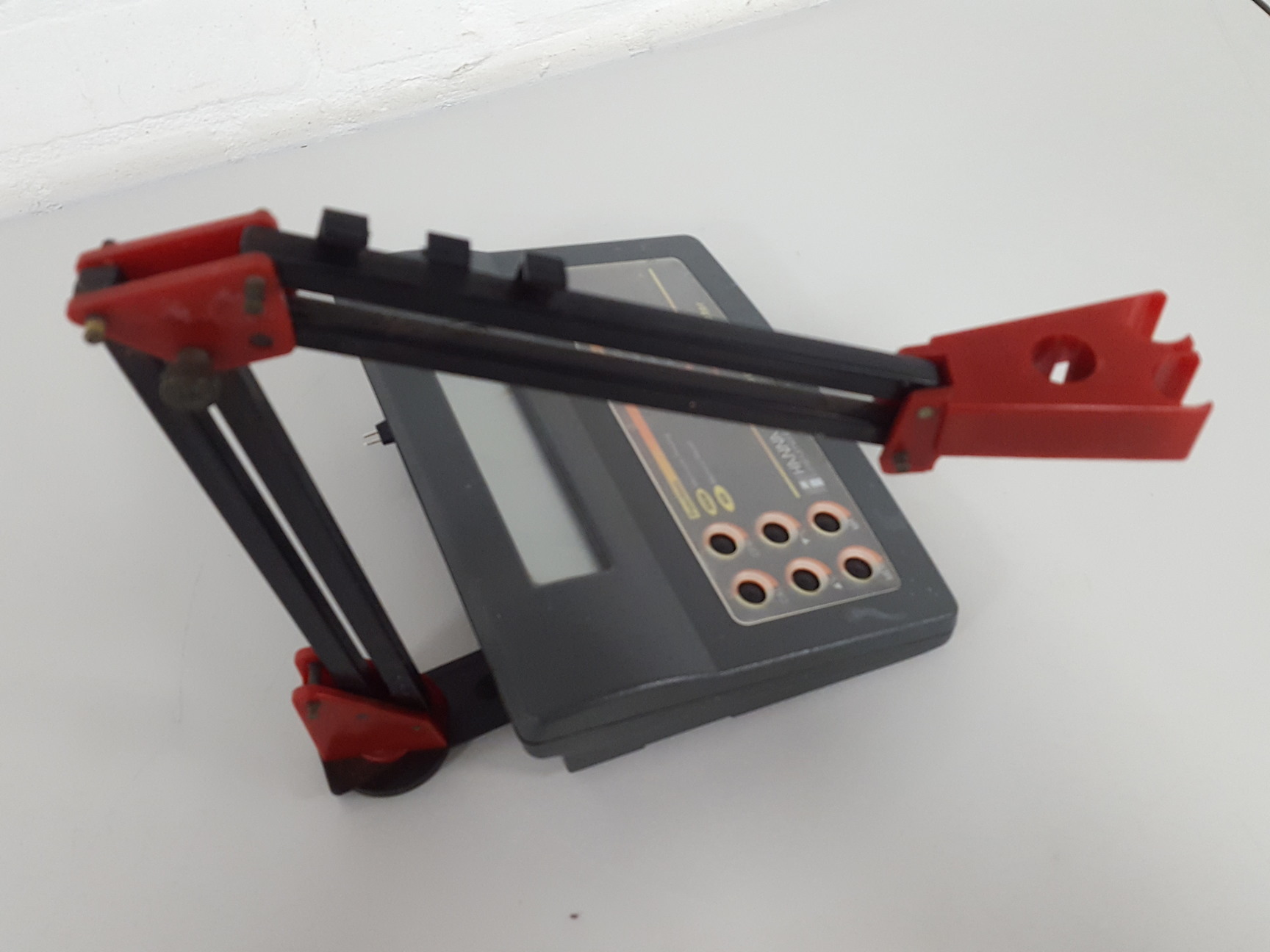 Image of Hanna Instrument PH 210 Microprocessor pH Meter Lab