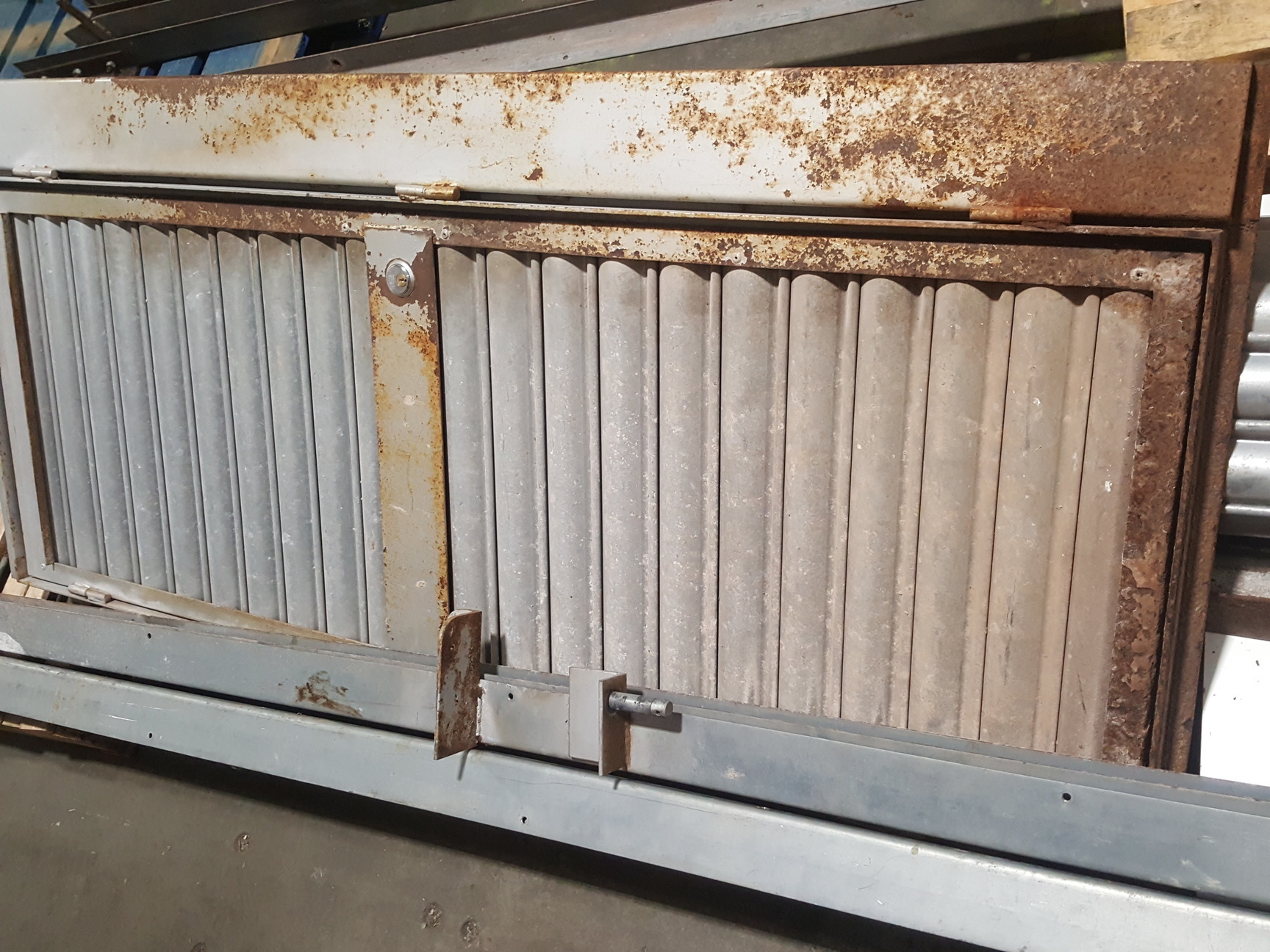 Image of 1x Garage / Workshop / Warehouse Roller Door 338cm Wide, 267cm Runner 