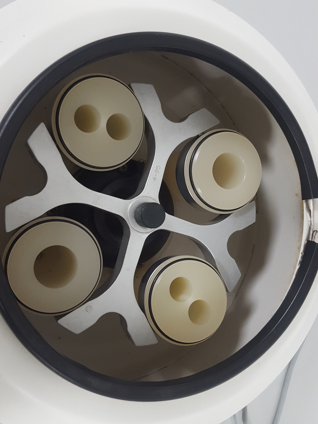 IEC Centra CL2 Benchtop Centrifuge + 236 495 Rotor