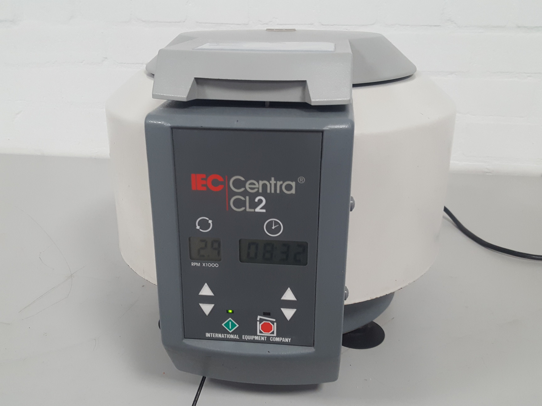 IEC Centra CL2 GeneralPurpose Benchtop Centrifuge + Rotor and Buckets