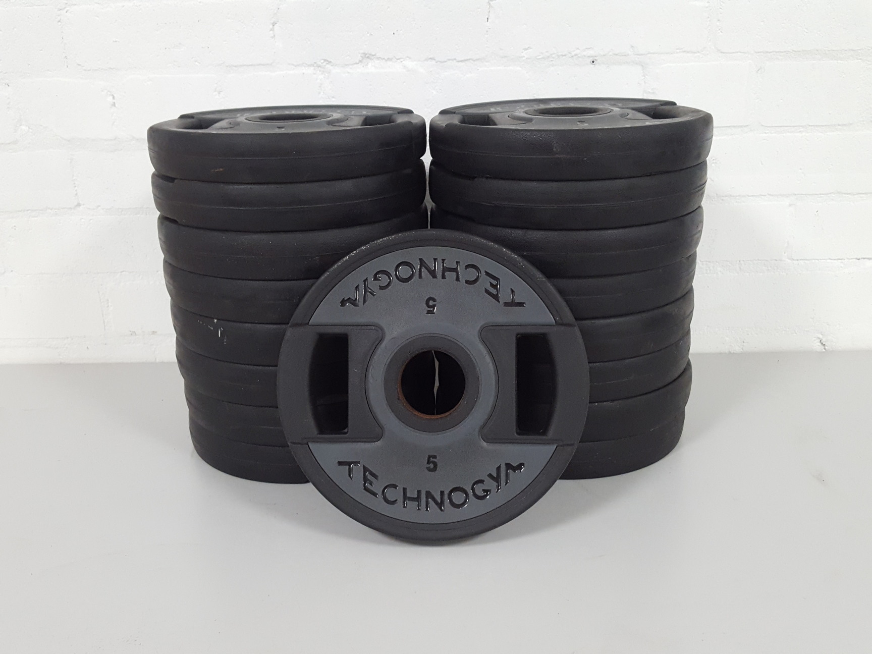 Image of Lot of 17 x 5kg Technogym Olympic Gym Weight Plates Gym Equipment