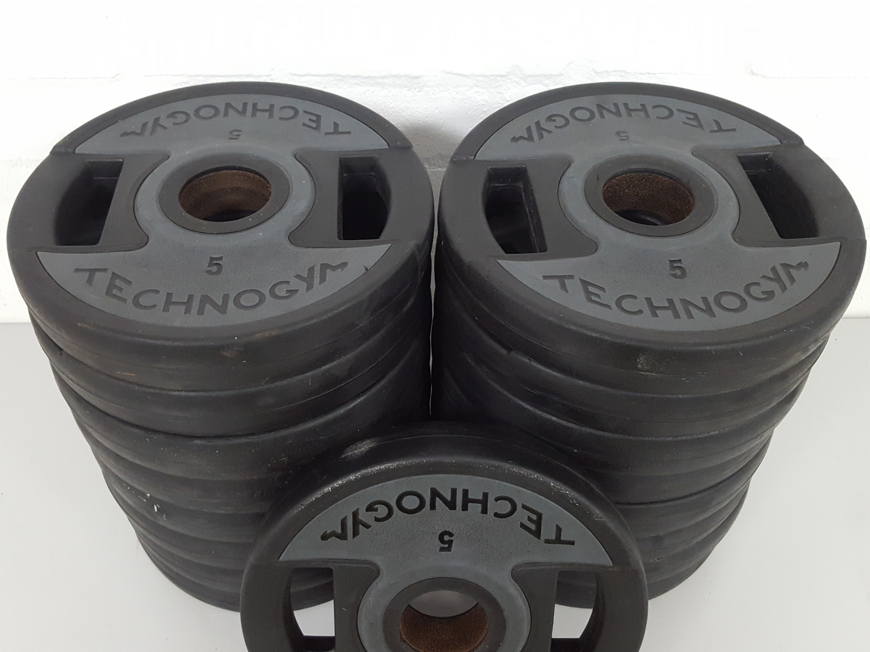 Image of Lot of 17 x 5kg Technogym Olympic Gym Weight Plates Gym Equipment