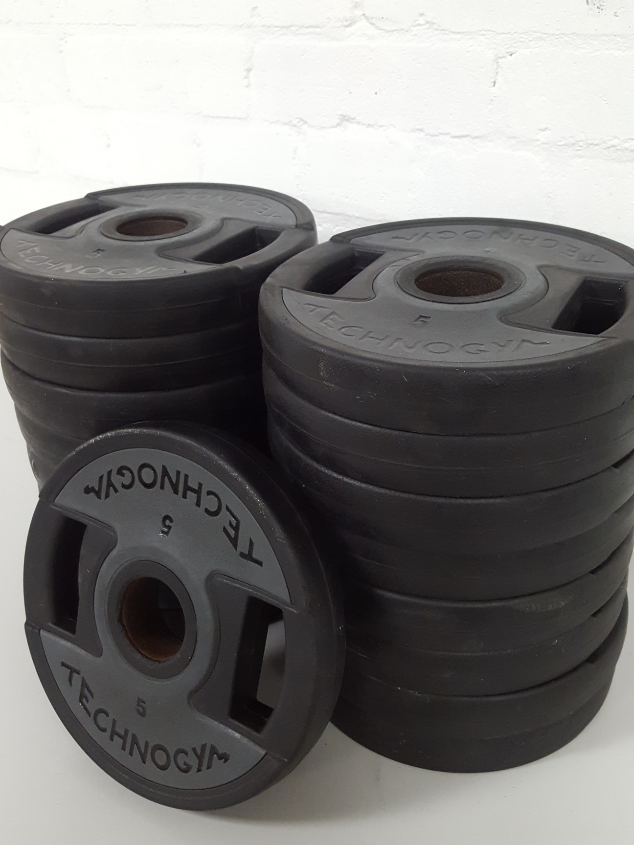 Image of Lot of 17 x 5kg Technogym Olympic Gym Weight Plates Gym Equipment