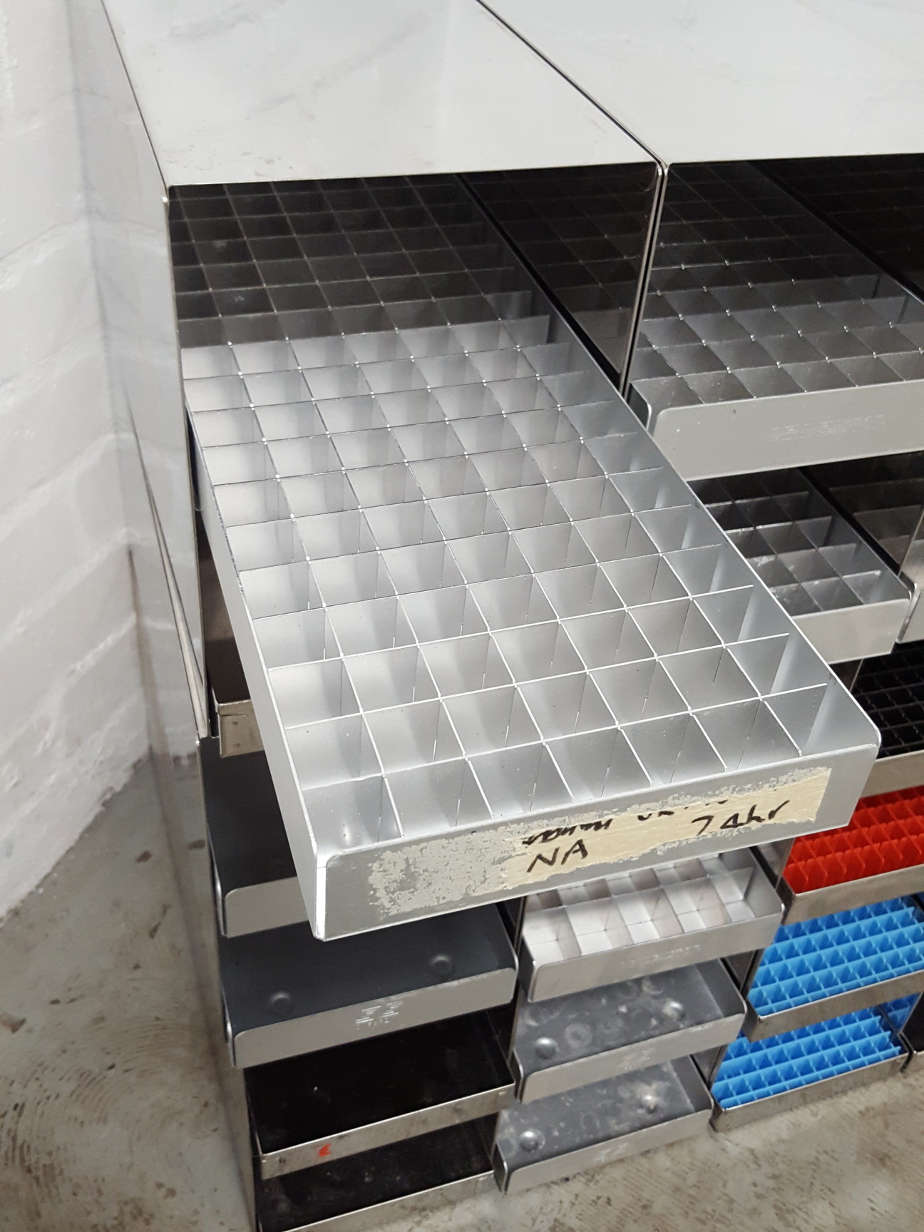 Lot of 13 80 Freezer Storage Tray Racks Lab 44.3cm x 23cm x 15.9cm