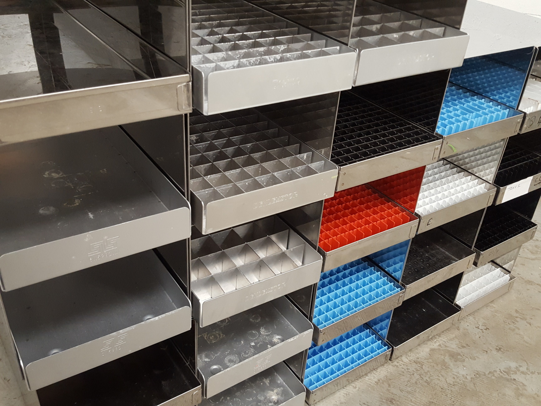 Lot of 13 80 Freezer Storage Tray Racks Lab 44.3cm x 23cm x 15.9cm