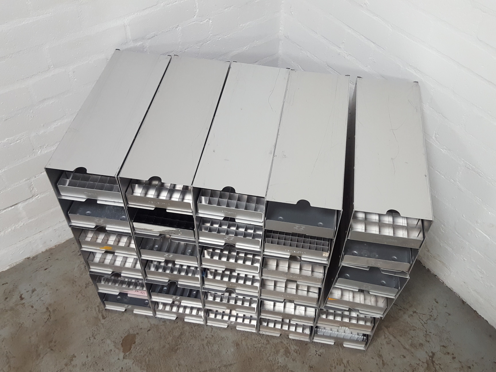 Image of Lot of 15 -80 Freezer Storage Racks Lab 46cm x 16cm x 21.8cm