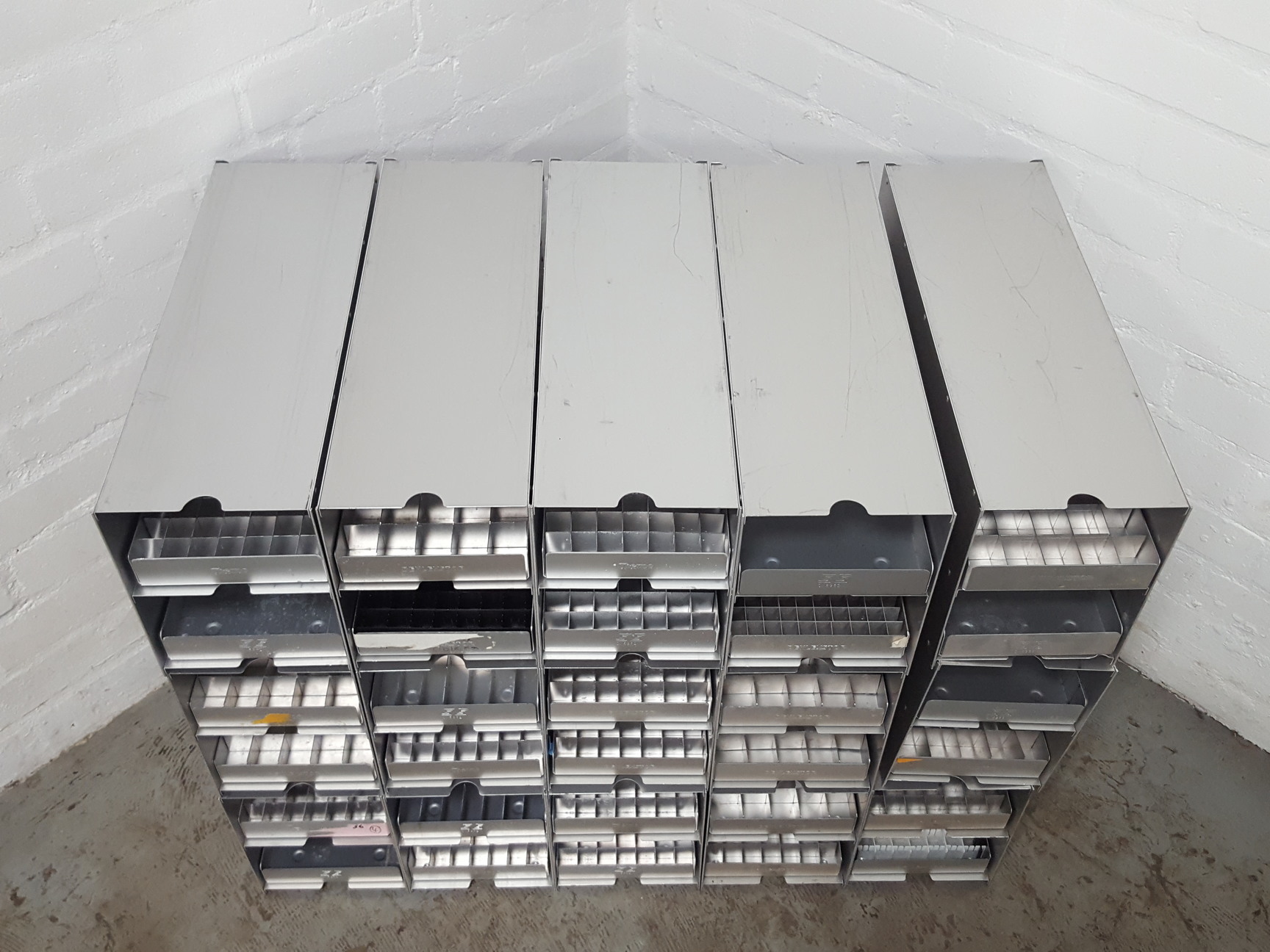 Image of Lot of 15 -80 Freezer Storage Racks Lab 46cm x 16cm x 21.8cm