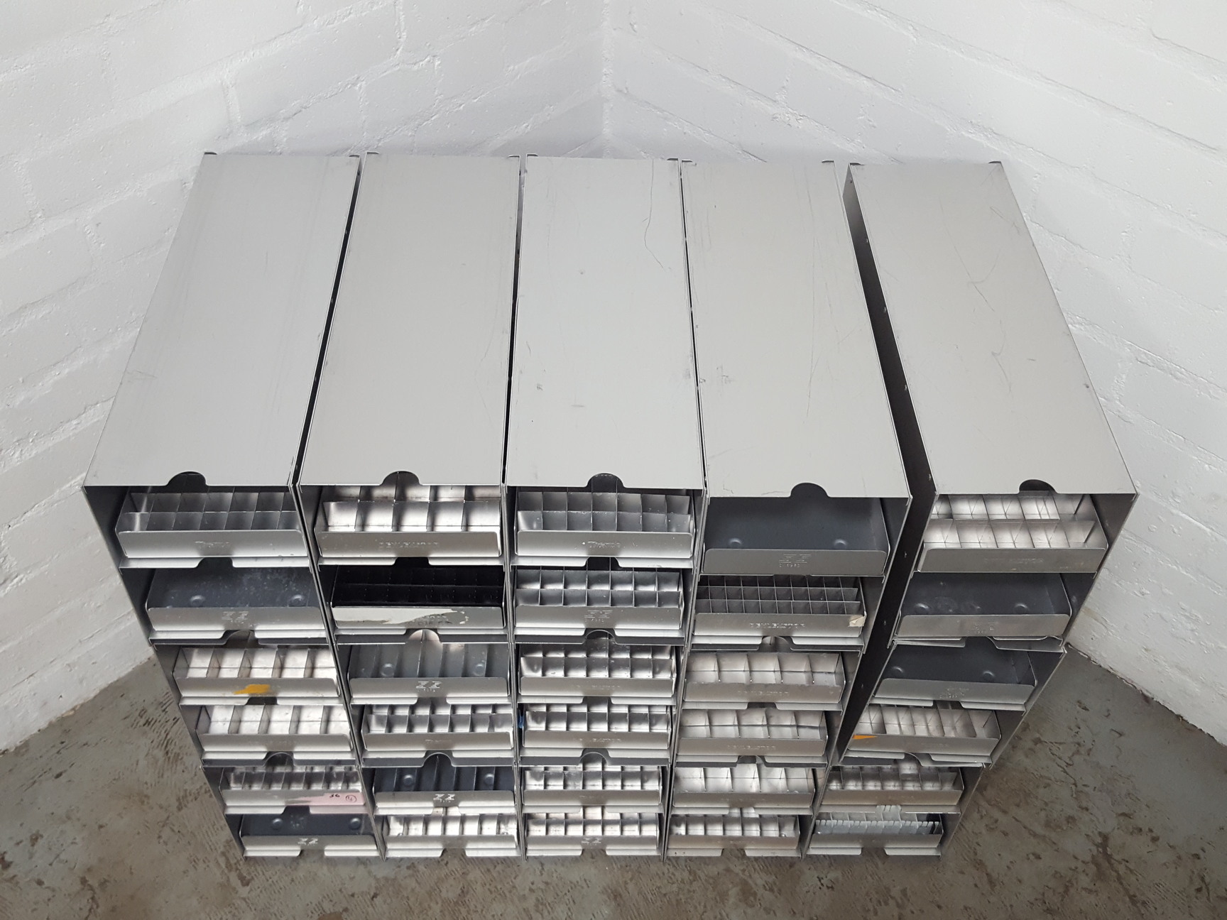 Image of Lot of 15 -80 Freezer Storage Racks Lab 46cm x 16cm x 21.8cm